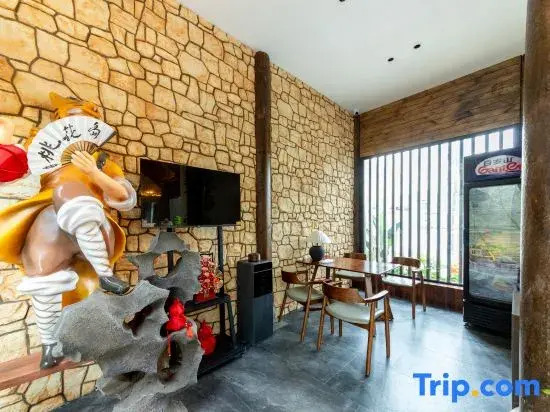 Taohua Island Jianghu Hot Spring Homestay Hotel (Xinzhou Ancient City Branch)