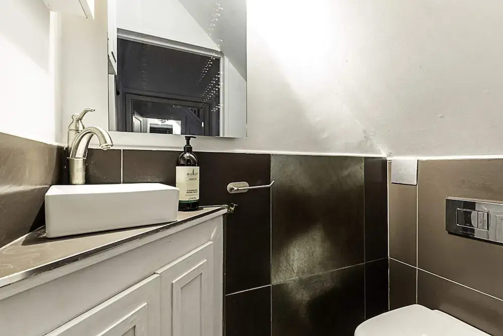 Gorgeous 4-bed Home With a Fireplace and Terrace