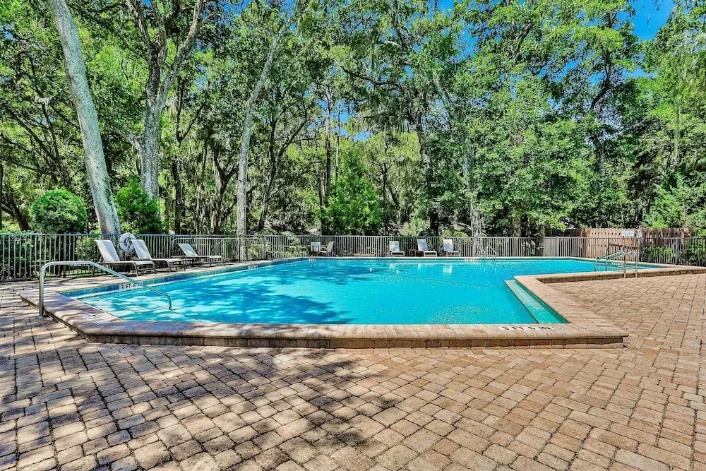 Oceanfront Condo With Spacious Balcony, Great Views, AC & Outdoor Pooloc