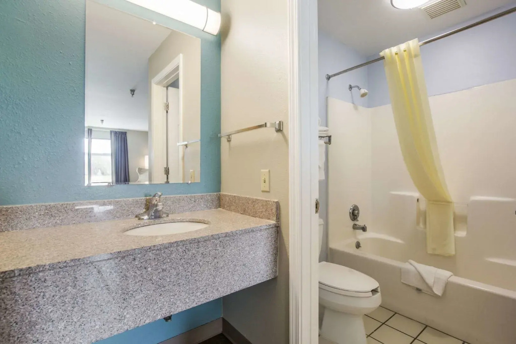 Econo Lodge Inn & Suites Brooks - Louisville South