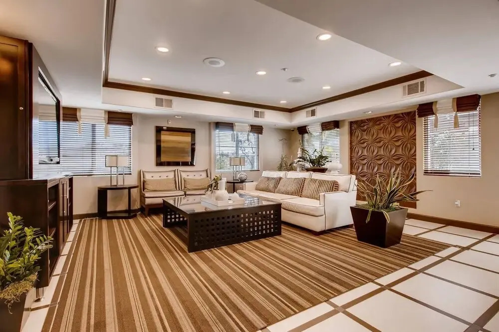 Immaculate 2BR/2BTH - Office/dining seating - Fast WIFI - Patio - Free Parking! (FV2)