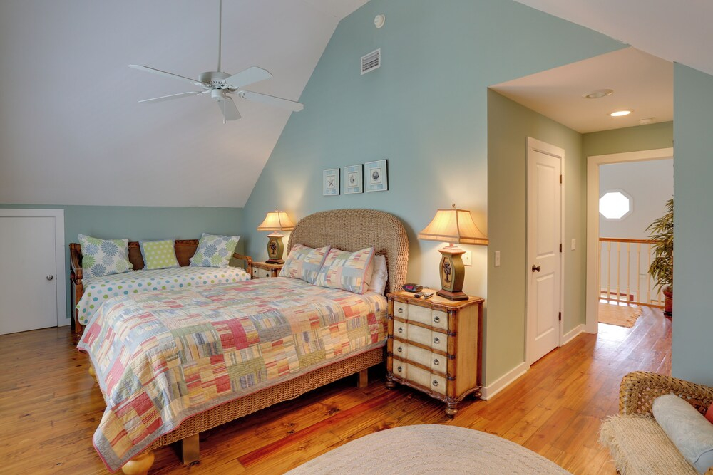 Bright St. Simons Island Escape: Walk to the Beach