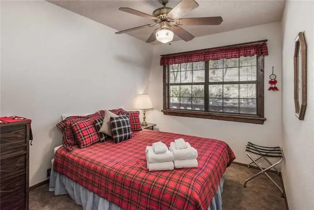 Plaid House - Three Bedroom Cabin