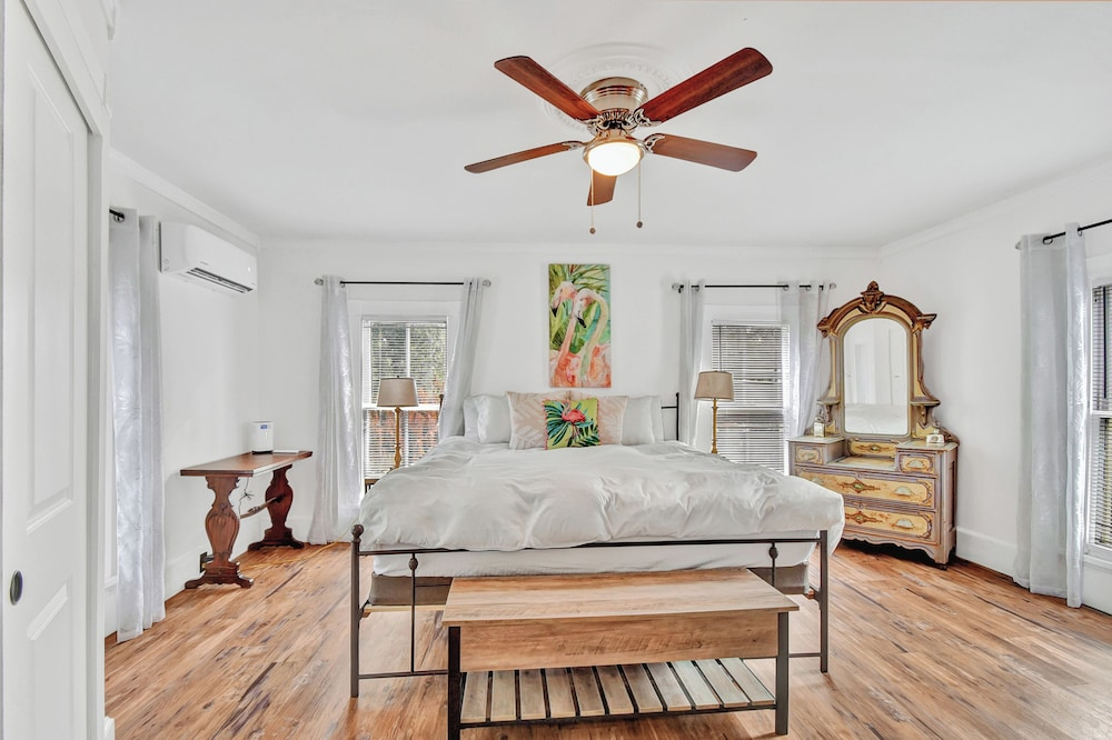 Walk to Downtown Near Beaches Cozy Historic Retreat