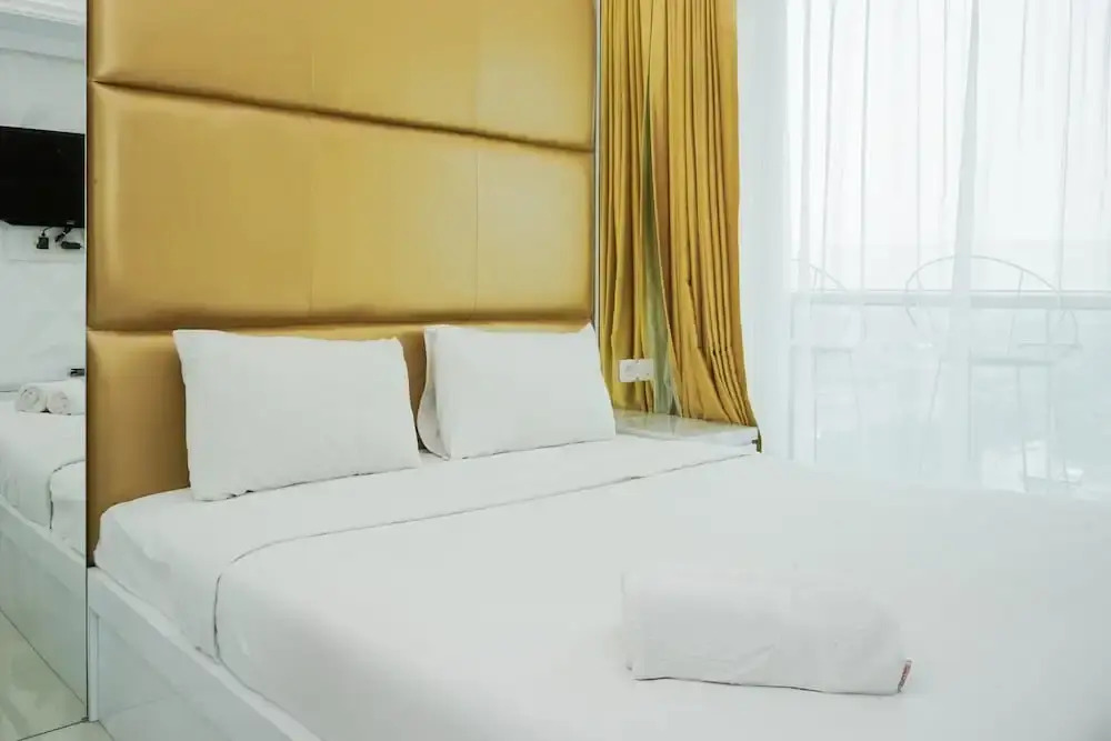 Comfort and Modern Studio at Tree Park Cikokol Apartment By Travelio