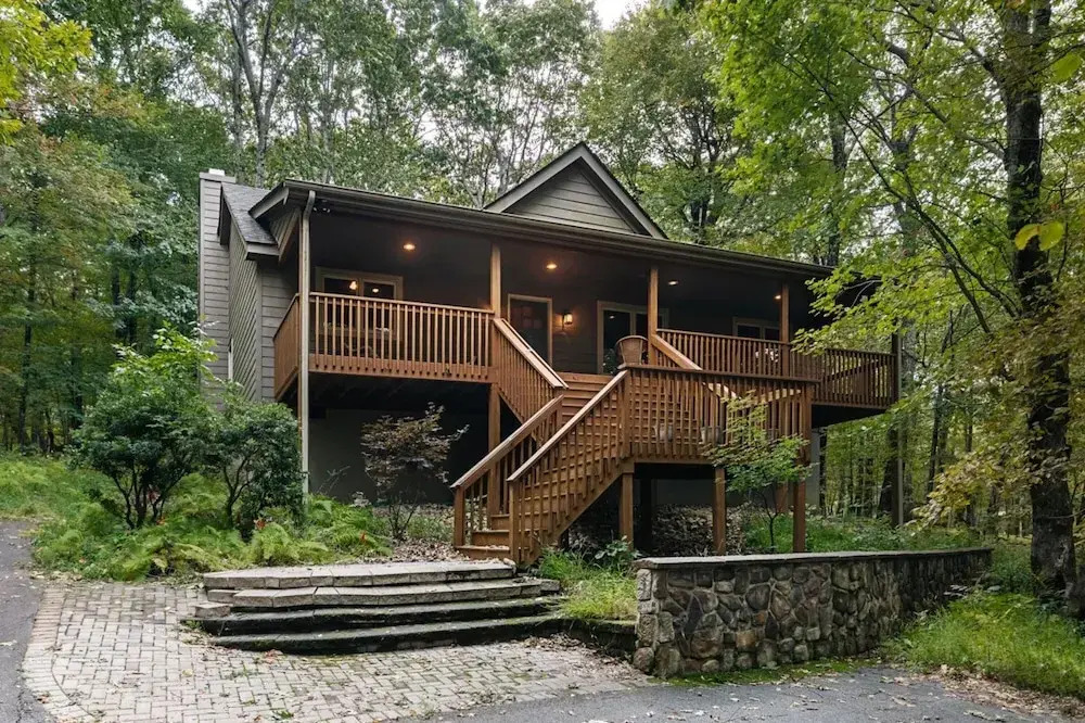 Cozy Wintergreen Retreat Fireplace & Spacious Deck