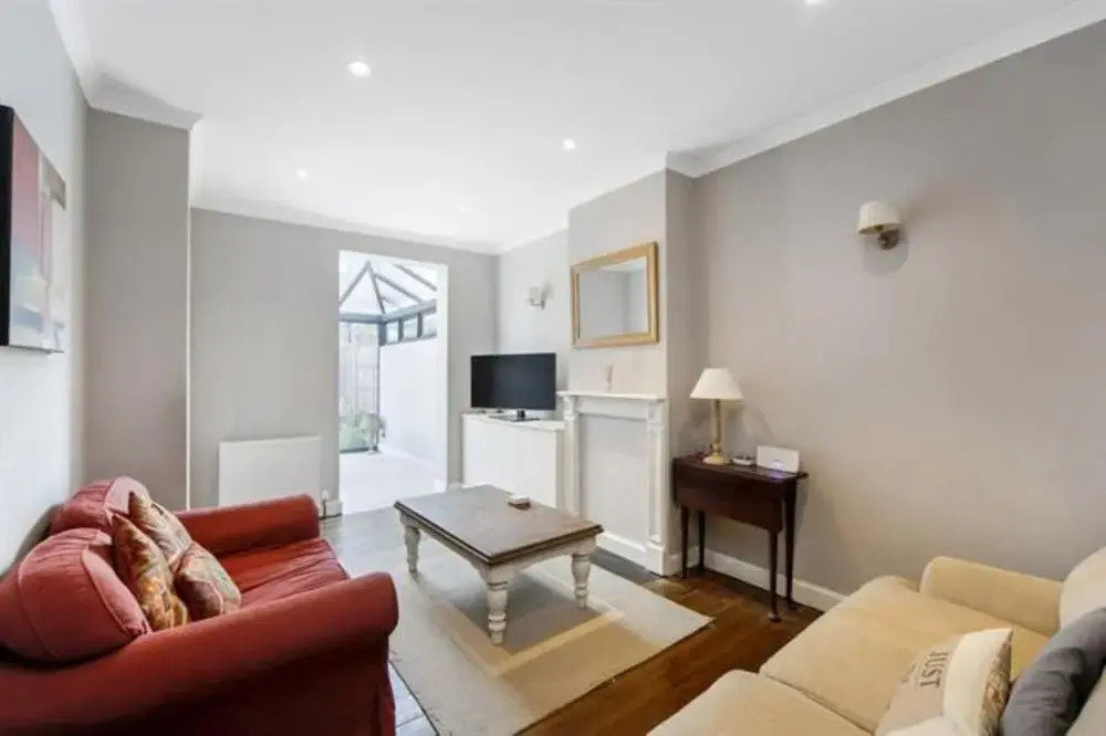 2 Bedroom House With Garden in Battersea