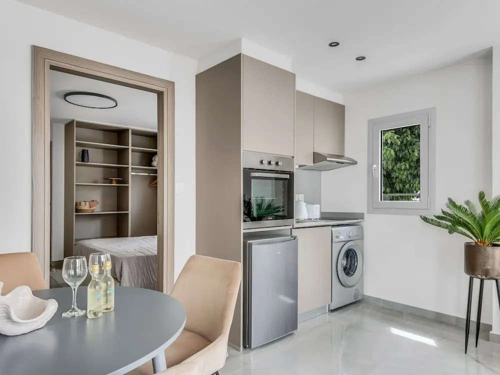 "sanders Crystal - Cool 2-bdr. Apt. w/ Terrace"