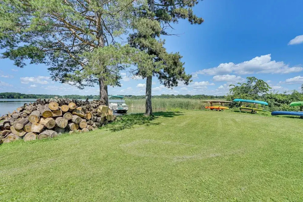 Lakefront Mound Getaway: Near Snowmobiling Trails!
