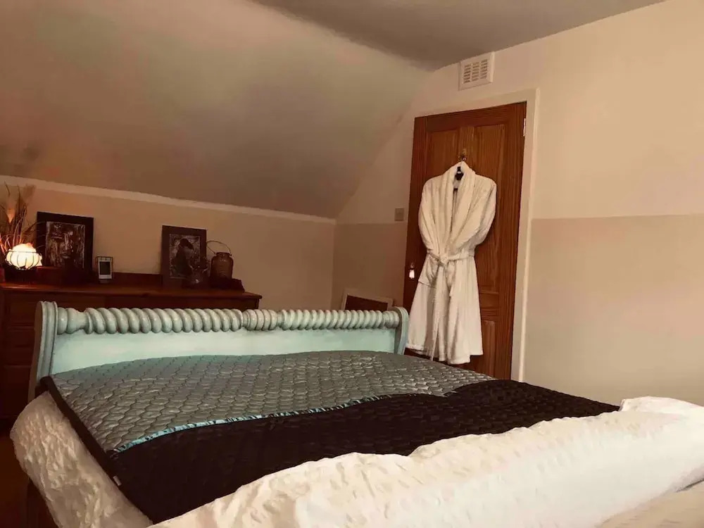 Charming 3 Double Bed Cottage by the River