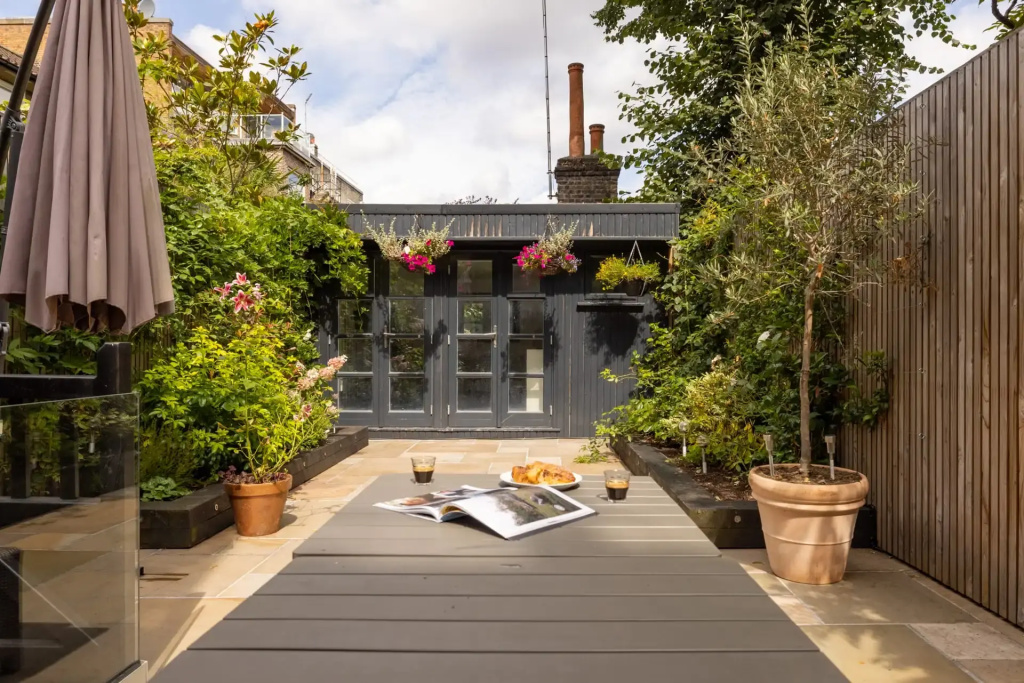 Bright South Kensington Garden Maisonette with AC and Gym Room