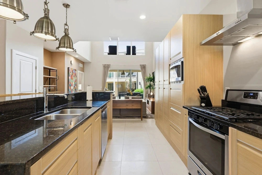 Designer 4BR Getaway Sleek Laminate Floors