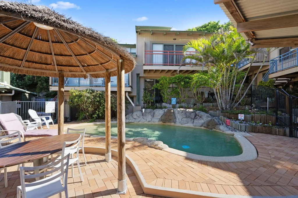 MAIN STAY - 100m to patrolled beach, pool, wifi, close to cafes