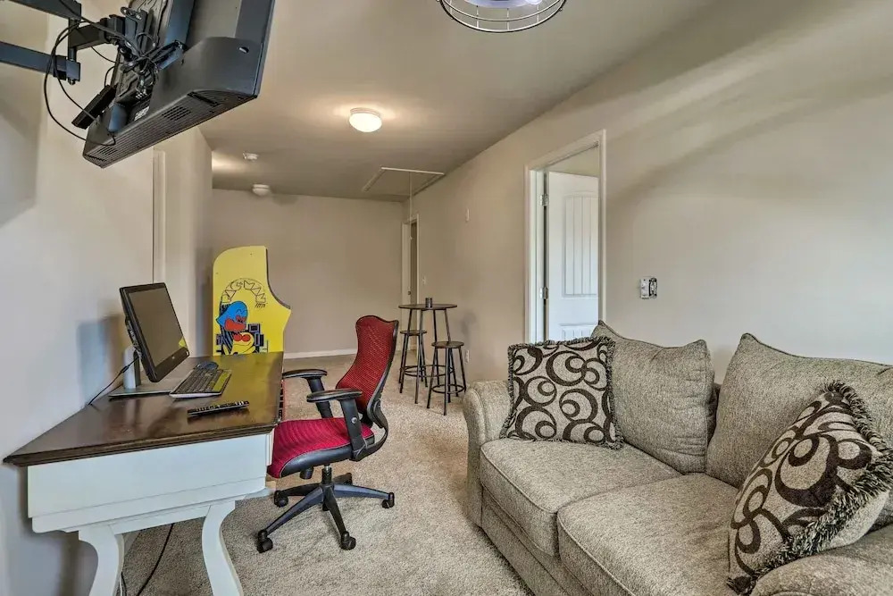 Elegant Home ~ 20 Mi to Downtown Atlanta: Pets OK!