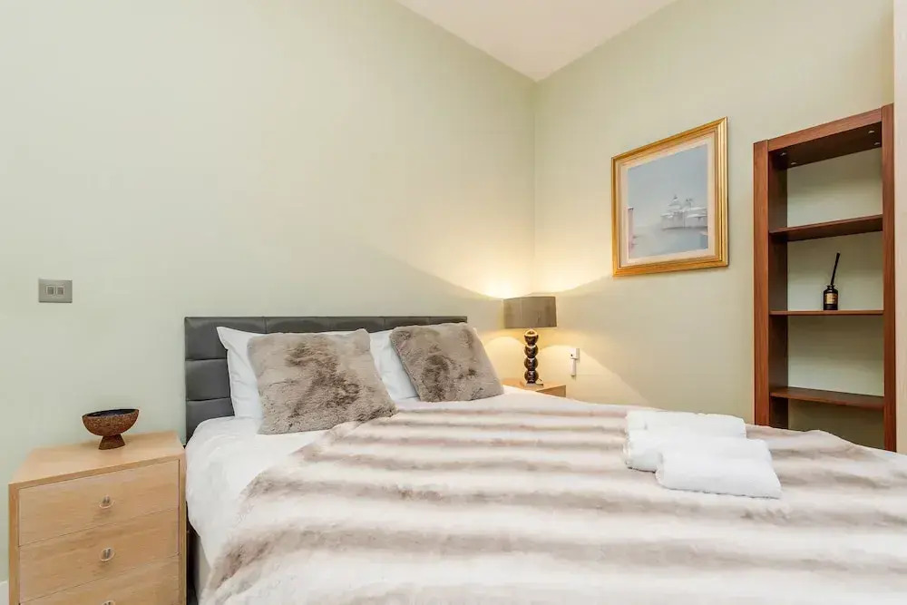 Stylish 3 Bed 3 bath in Kens High St