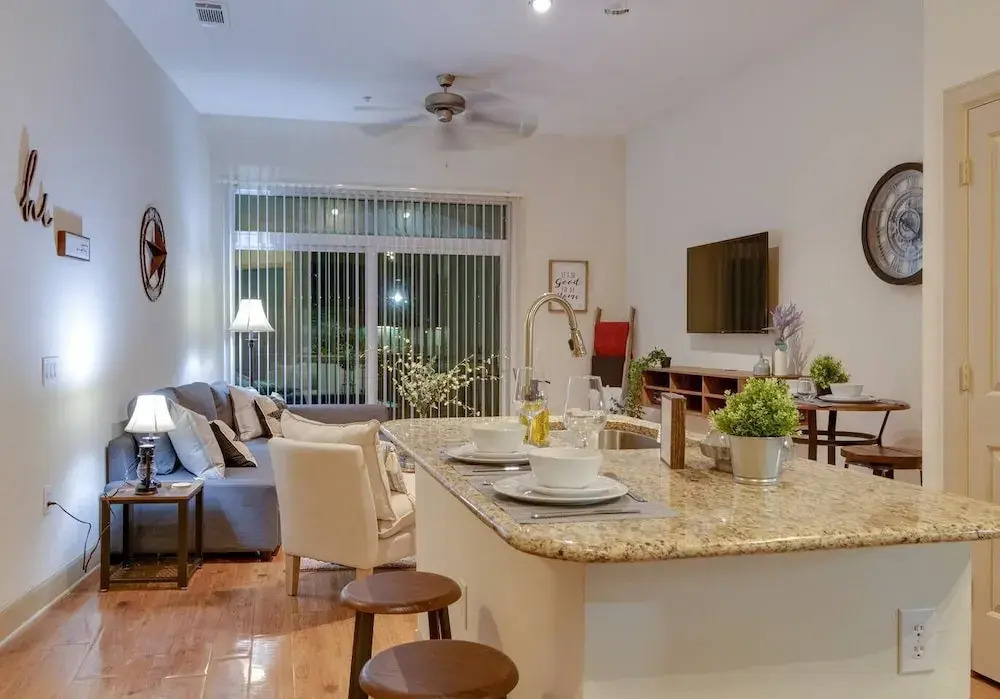 Modern Home with Access to Pool & Parking