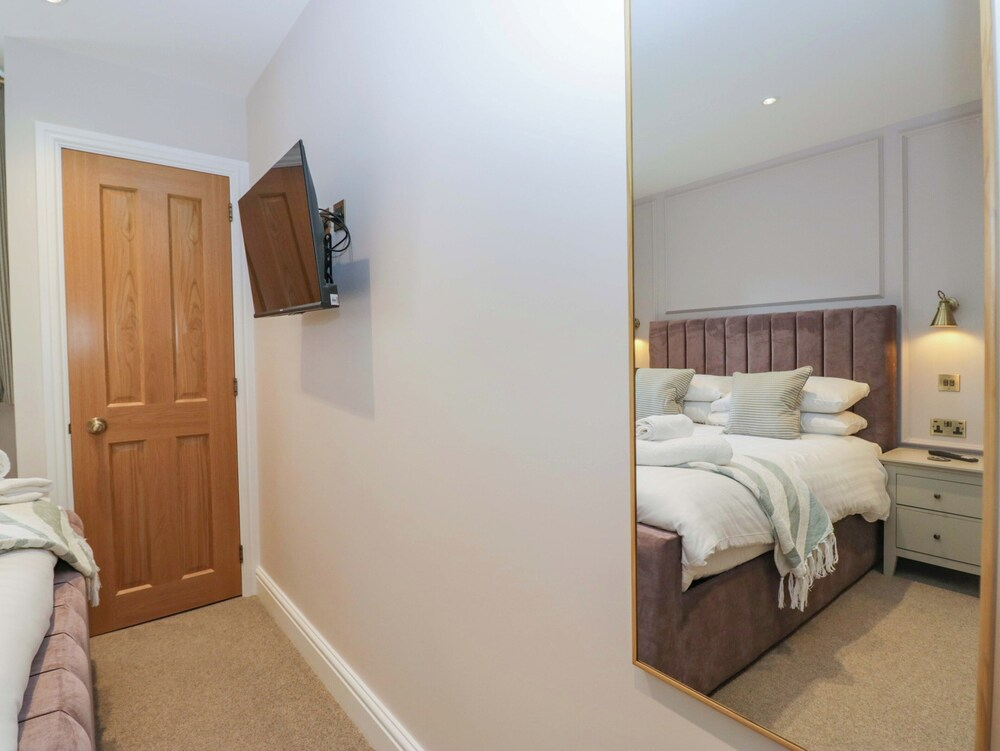 5 Caxton House