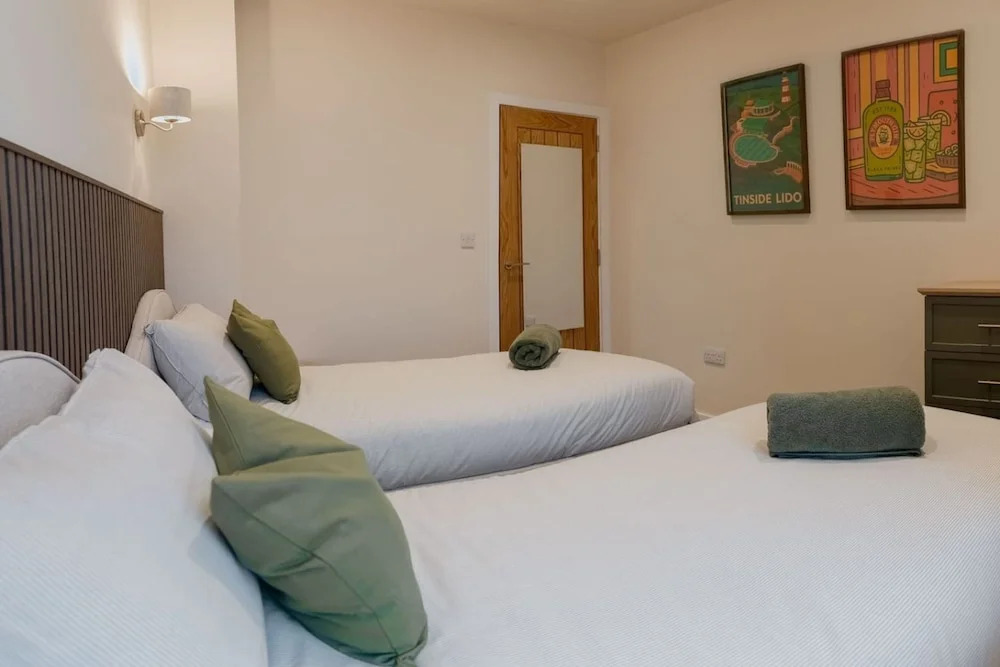 Modern 3BR Flat in Central Plymouth Free Parking Sleeps 6