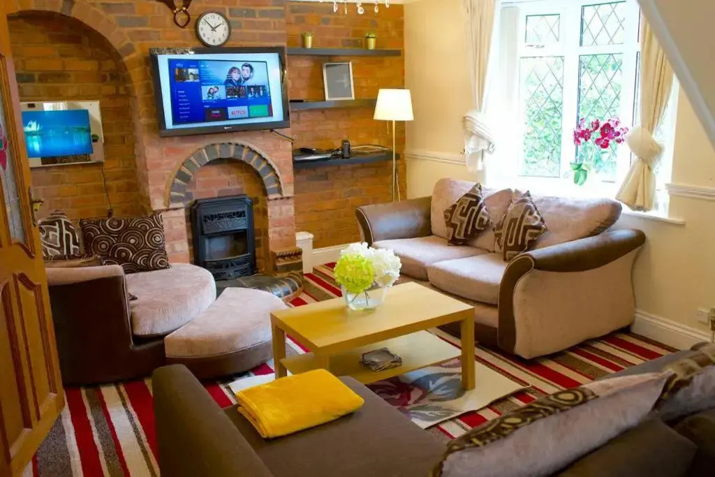 Large & Comfy House in Birmingham, 4 Bedroom,Secured Free parking ,Free wifi