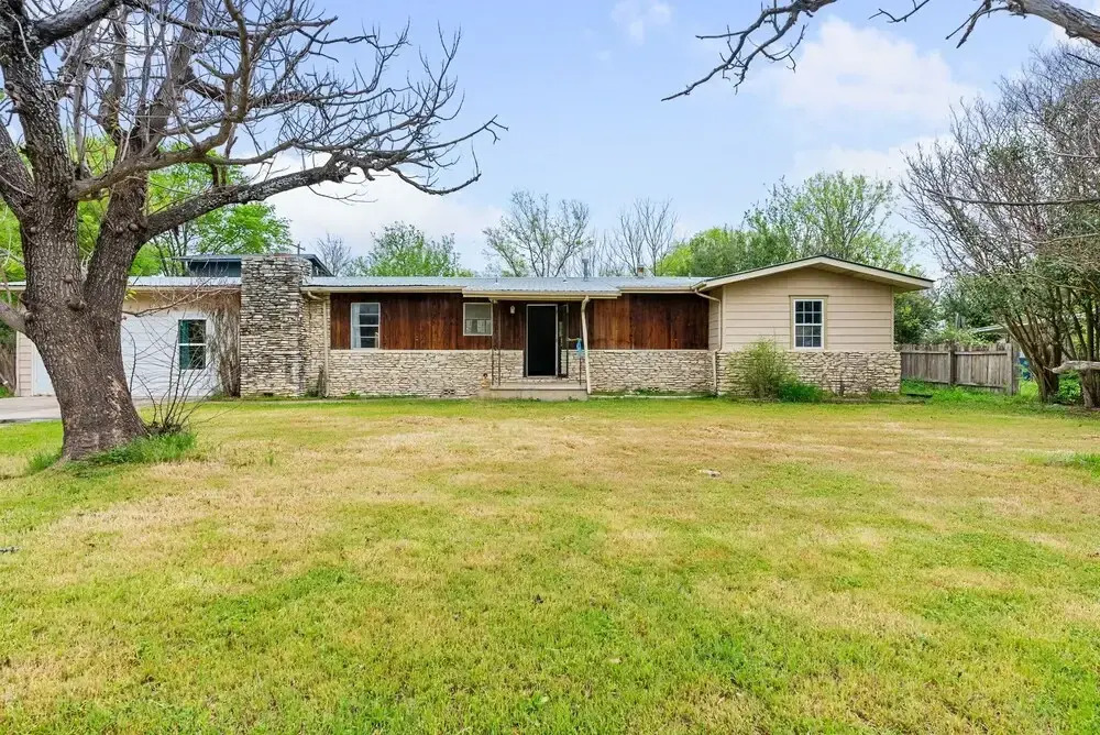 Comfortable 6BR 3BA Home w Large Yard