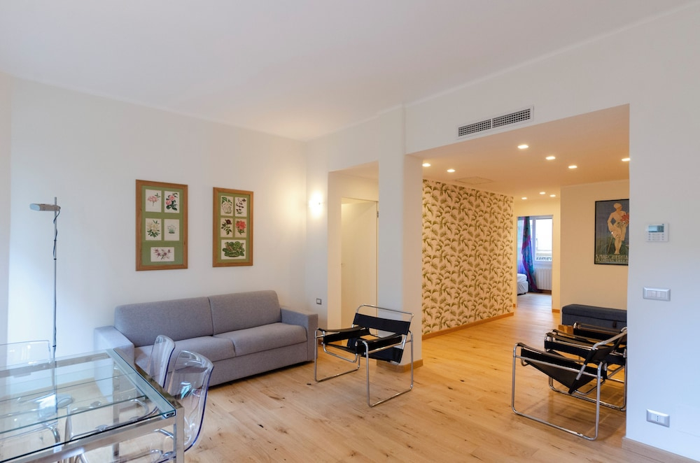 2 Flats Combined Spacious Family Retreat