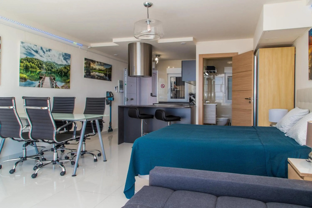 First Line P. Banus Sleeps 4