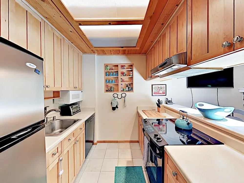 New Listing! Stylish 3-Story Condo Near Ski Resorts Condo