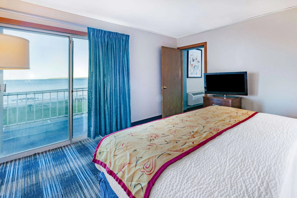 Days Inn & Suites by Wyndham St. Ignace Lakefront