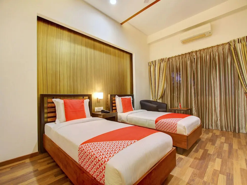 OYO 13090 Astor Hotel