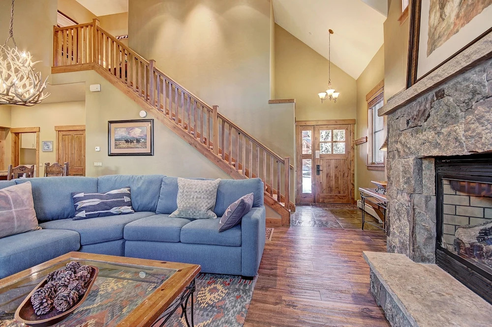 Premier 2-story Townhome Minutes From Winter Activities 3 Bedroom Townhouse by RedAwning