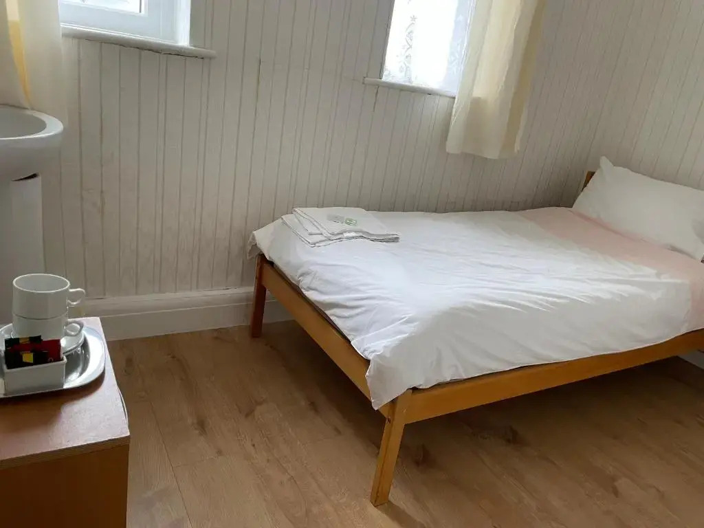 Renovated 4-bed Home, Sleeps 9 With Parking & Spa