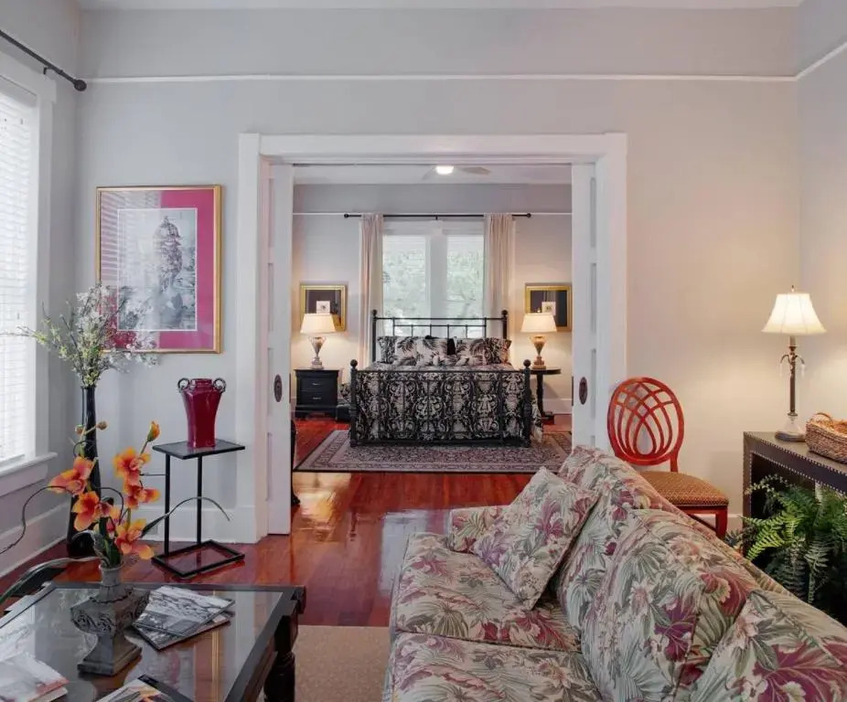 420Waldburg A · Modern Apt with Southern Charm Blocks from Forsyth