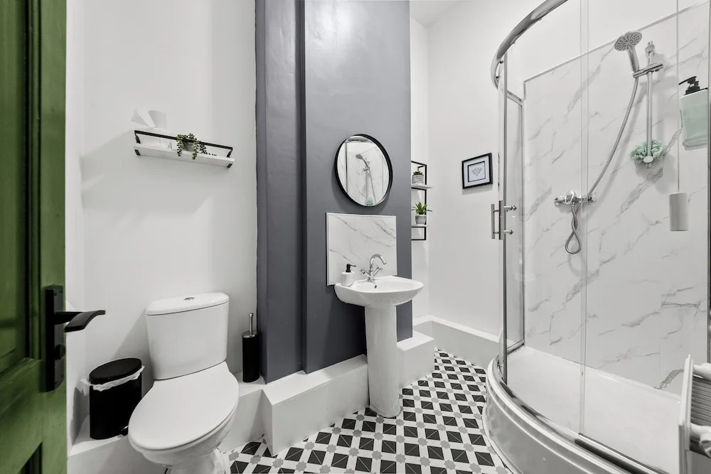 3 Bed Flat - Sleeps 7 - Parking - Wifi