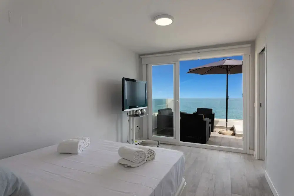 Sea View Apartment 2 Min Walk From the Beach