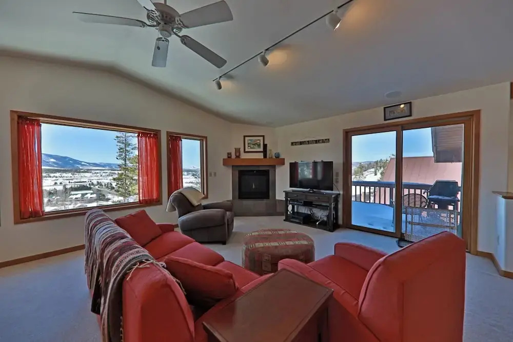 Wapiti Drive Townhome by RedAwning