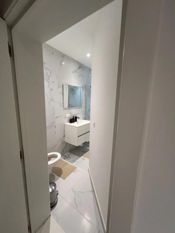 Central 1BR With 1LR Apt Great Location