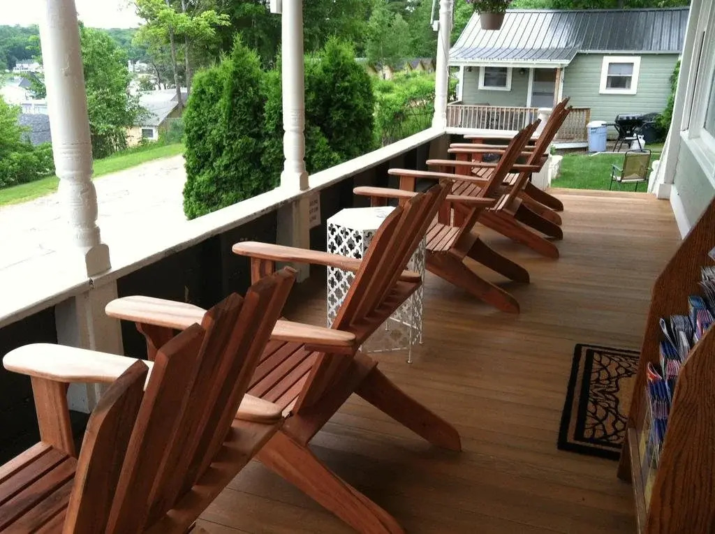 The Lakeview Inn & Cottages