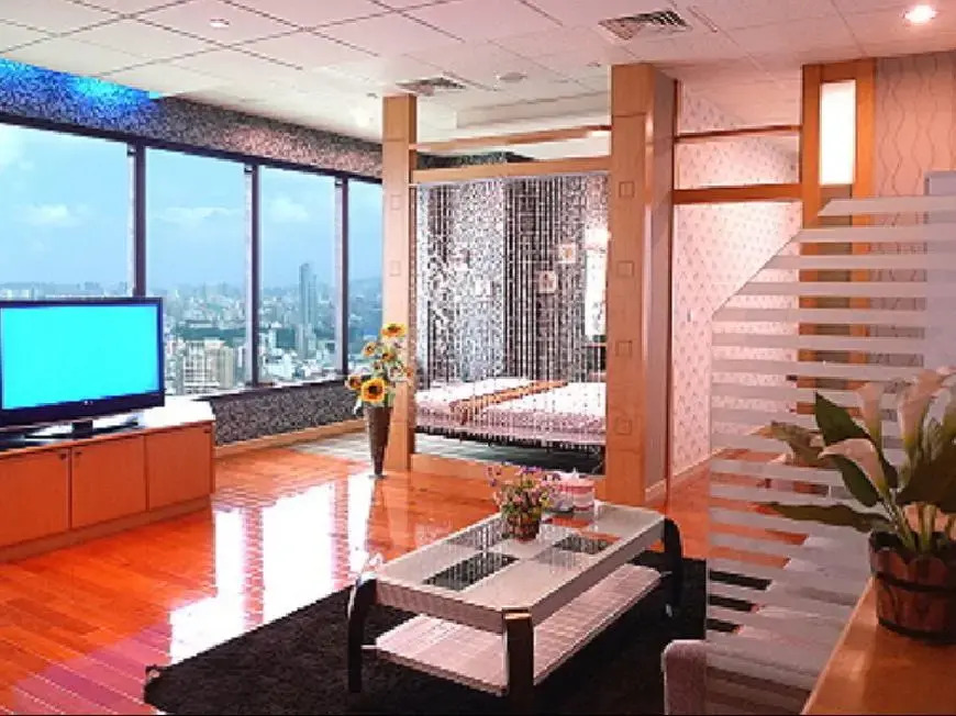 85 Bright Service Apartment