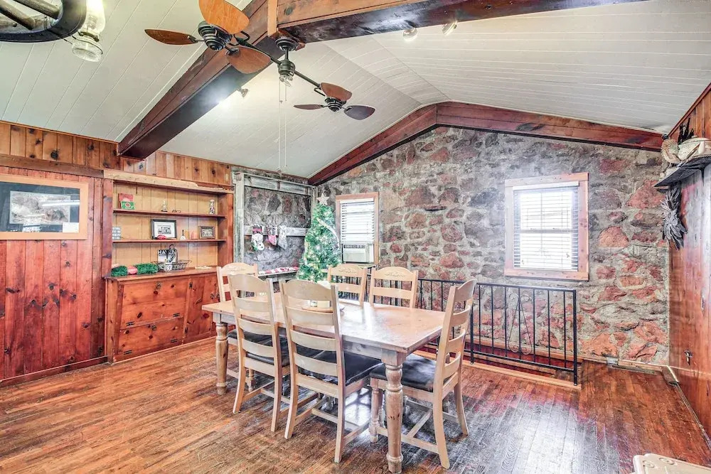 Medicine Park Getaway: Kayaks, Deck & Mtn Views!