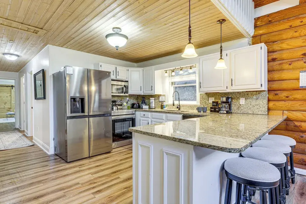 Pet-friendly Gatlinburg Cabin w/ Hot Tub!