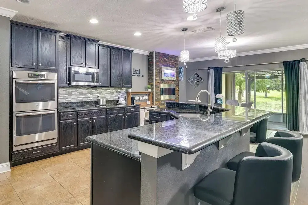 Media Lounge & Bar: Spacious Davenport Family Home