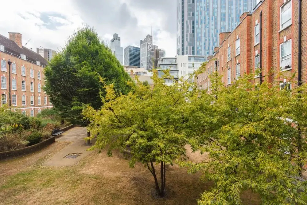 Chic 1 Bedroom Apartment in Zone 1 With Views Gherkin