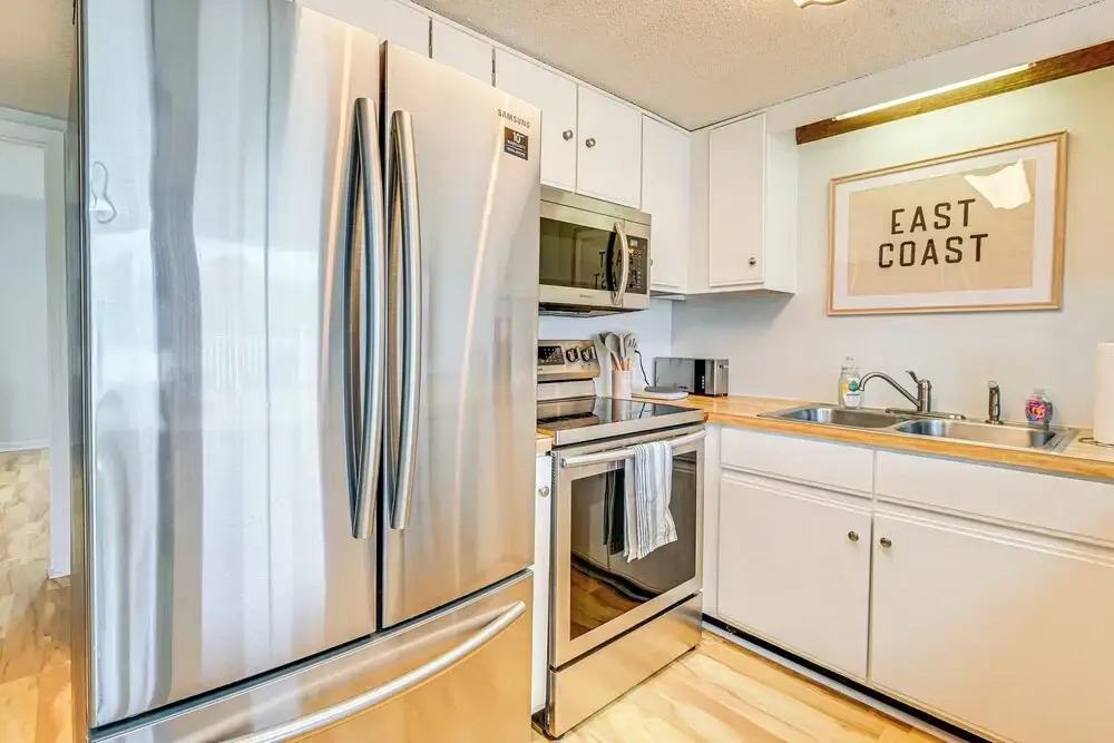 2 Mi to Surfside Beach: Coastal Escape w/ Balcony!