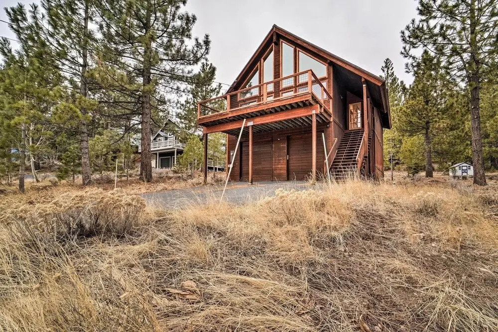 Deck + Fireplace: Log Cabin in Tahoe Donner!