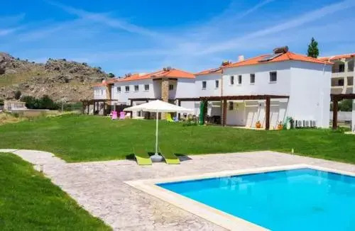 Kolympia Family Pool House