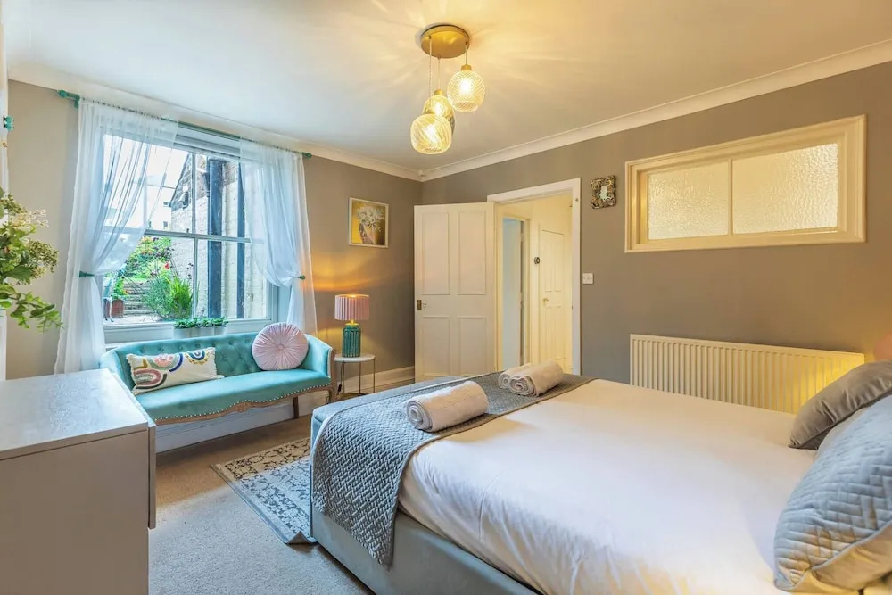 Spacious Seafront Apartment, Garden Free Parking