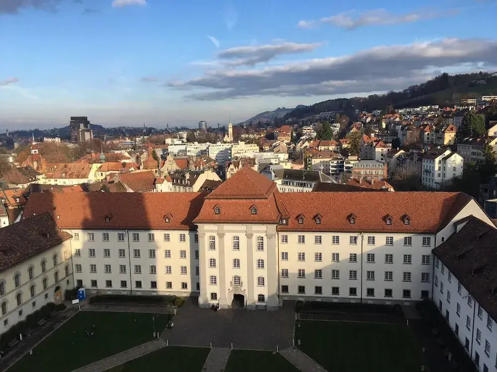 Completely Renovated Apartment Near the Train Station and the Center