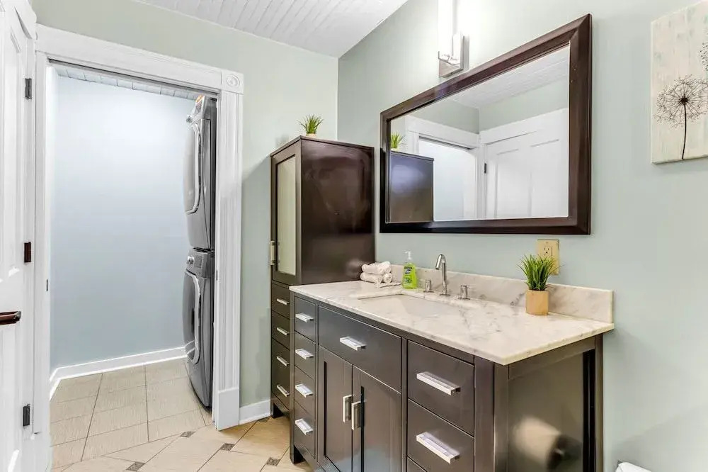 The Elm St Suite - Downtown Condo