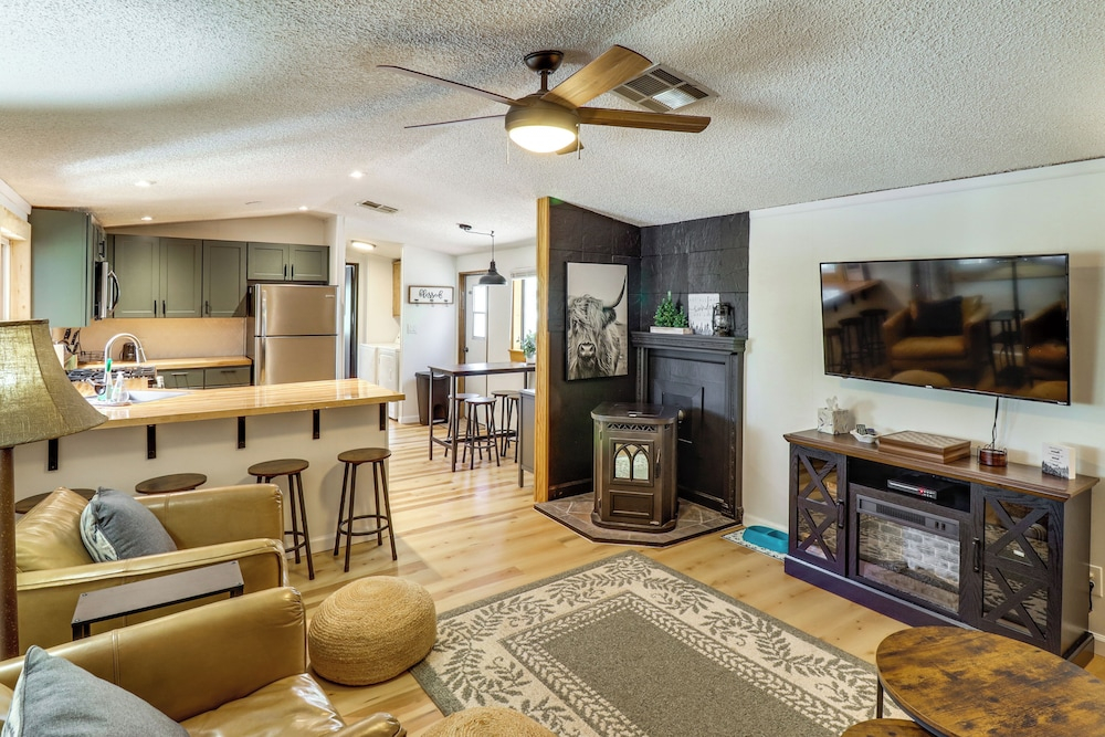 1 Mi to Woodland Lake! Cabin w/ Dog-friendly Yard