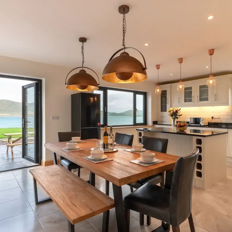 Luxury 4 Bedroom Holiday Home Overlooking the sea on Valentia Island